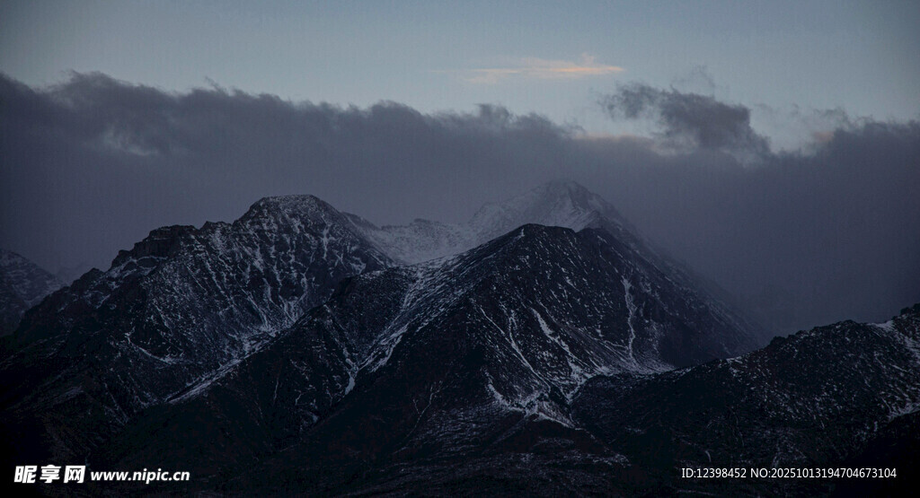 云雾缭绕的巍峨雪山