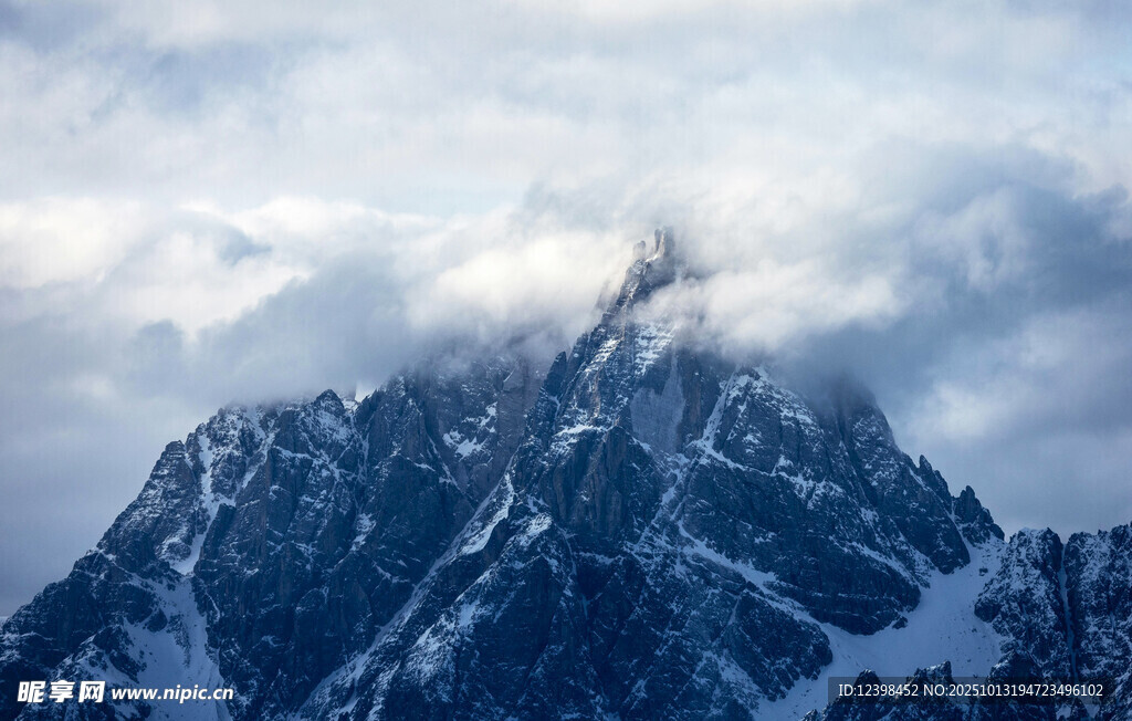 巍峨雪山云雾缭绕