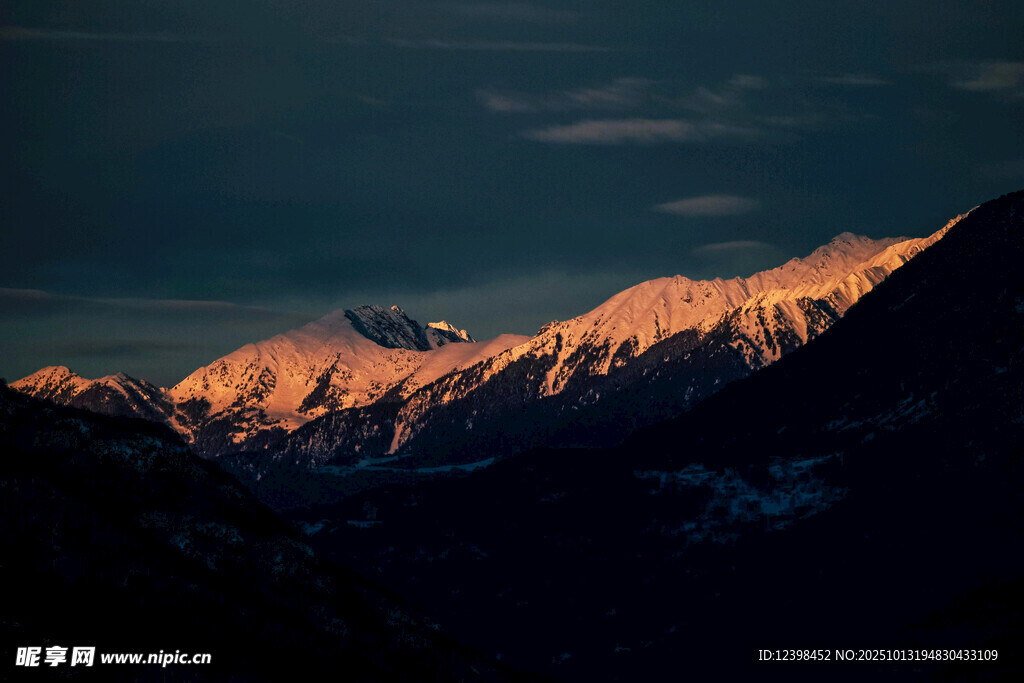 夕阳下的壮丽雪山