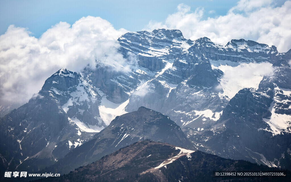 壮丽巍峨的雪山景观