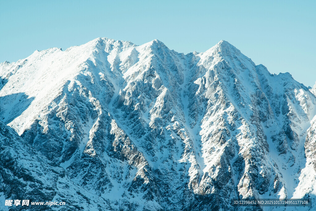 巍峨雪山壮丽景观