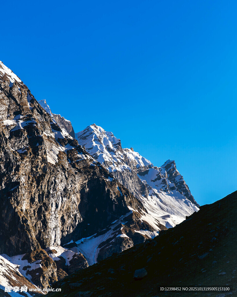 巍峨雪山壮丽景致