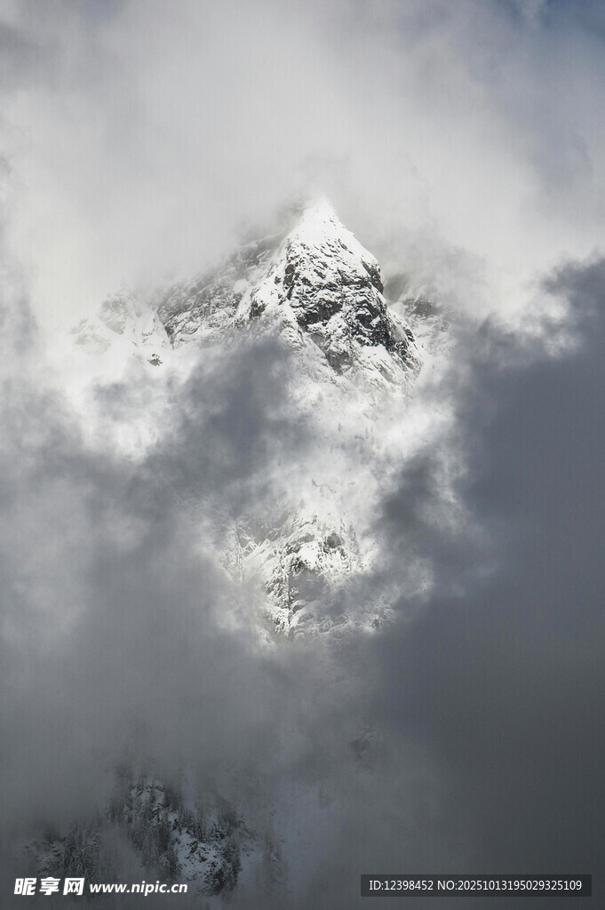 云雾缭绕中的巍峨雪山