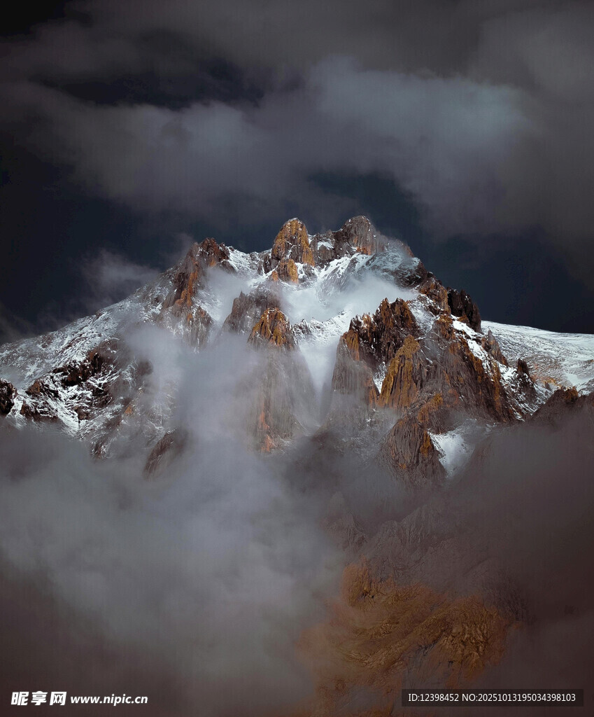 云雾缭绕的巍峨雪山