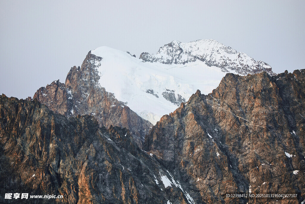 巍峨雪山与嶙峋山峦