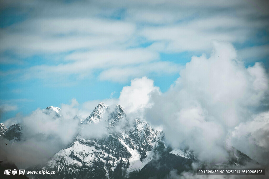雪山云海壮丽美景