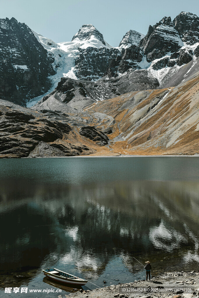 高山湖泊美景