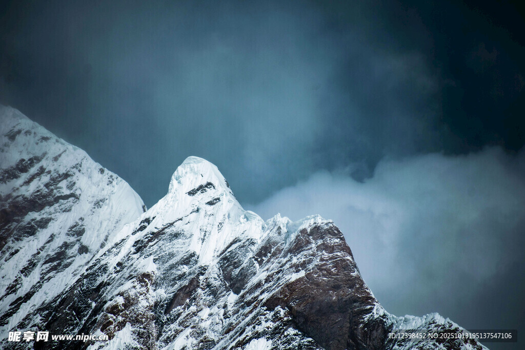 巍峨雪山壮丽景致