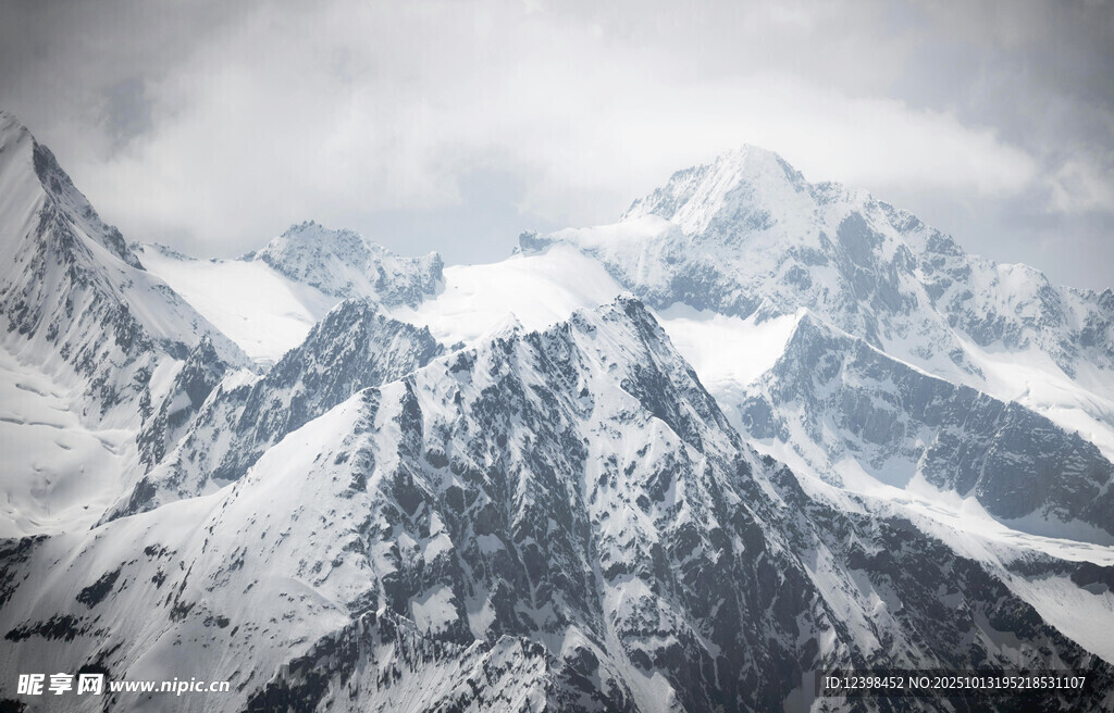 壮丽雪山景观