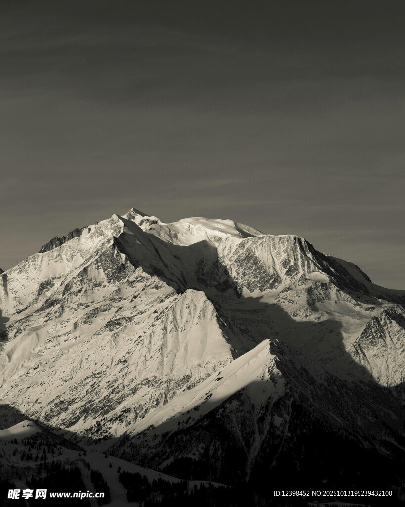 巍峨雪山壮丽景观