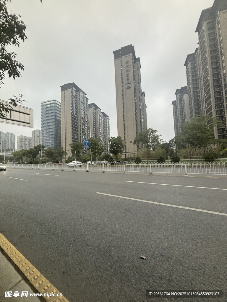 城市空旷道路与林立高楼
