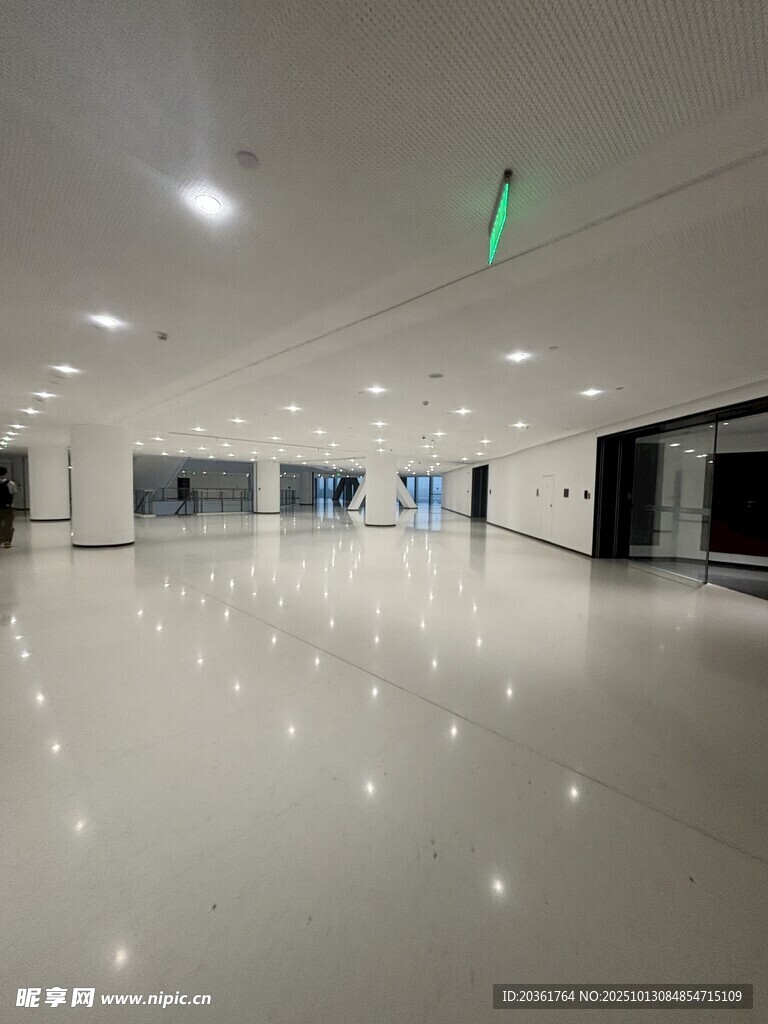 宽敞明亮的现代化室内空间