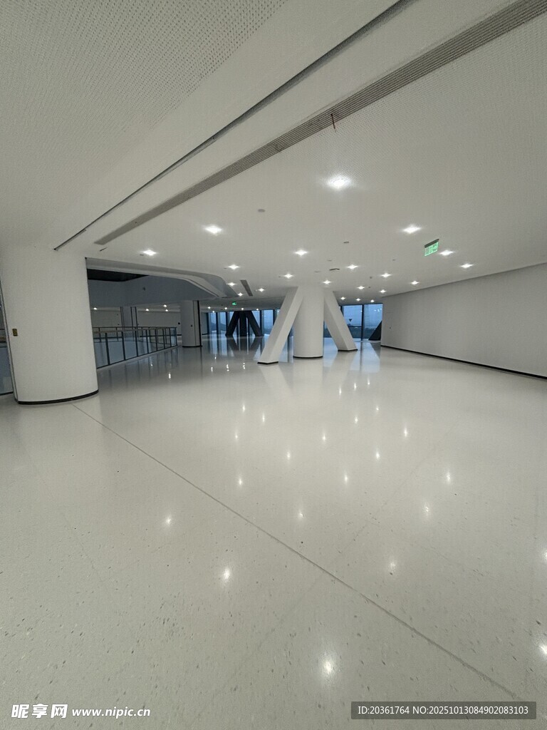 现代宽敞的室内走廊空间