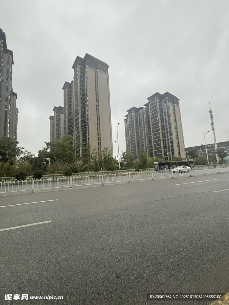 城市道路旁的高楼景观