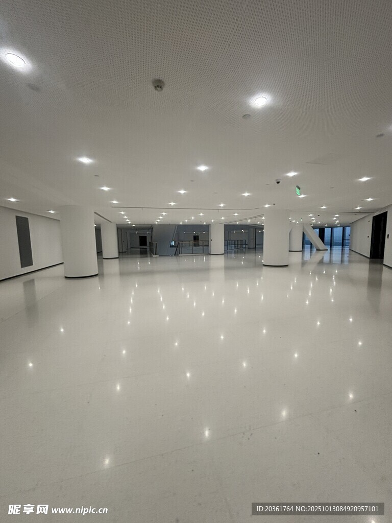 空旷明亮的现代化室内空间