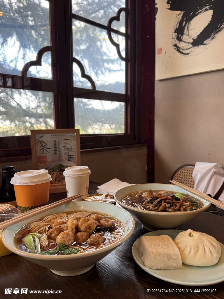 中式家常美食摆放在桌前