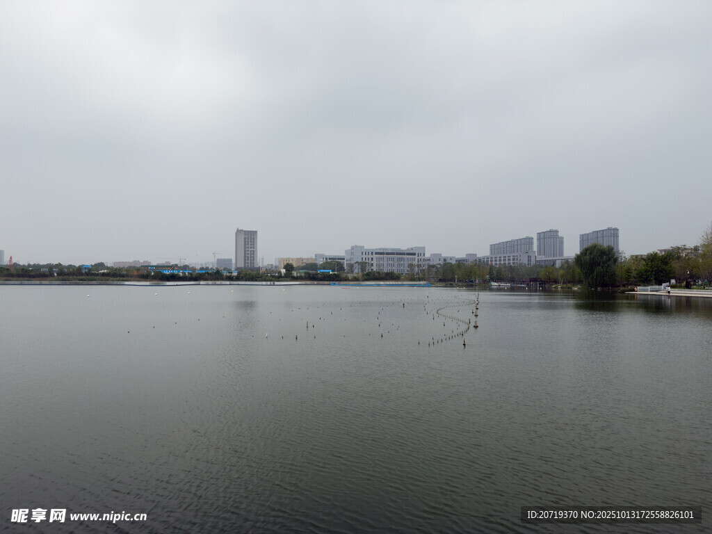 城市湖畔风景
