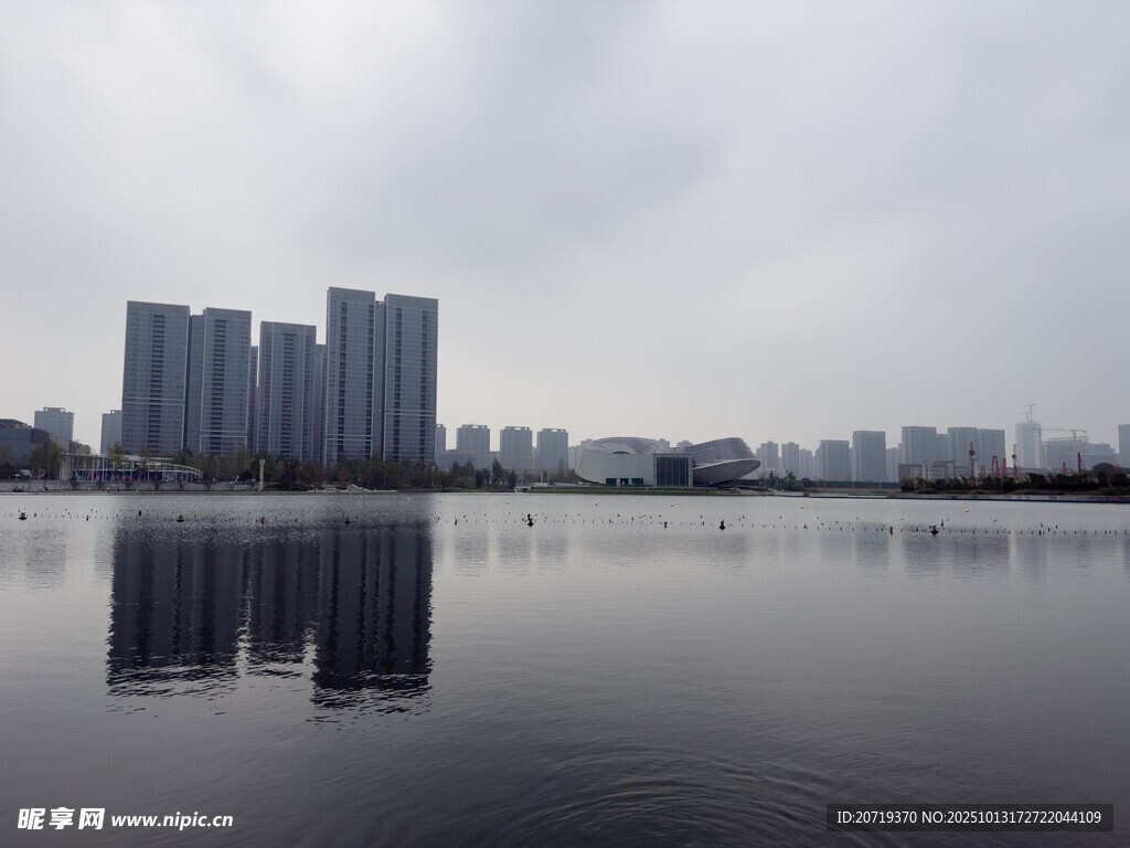 城市湖畔高楼倒影景观
