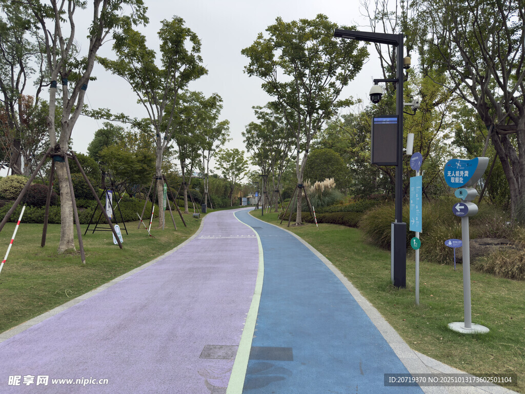 城市彩色健身步道风景