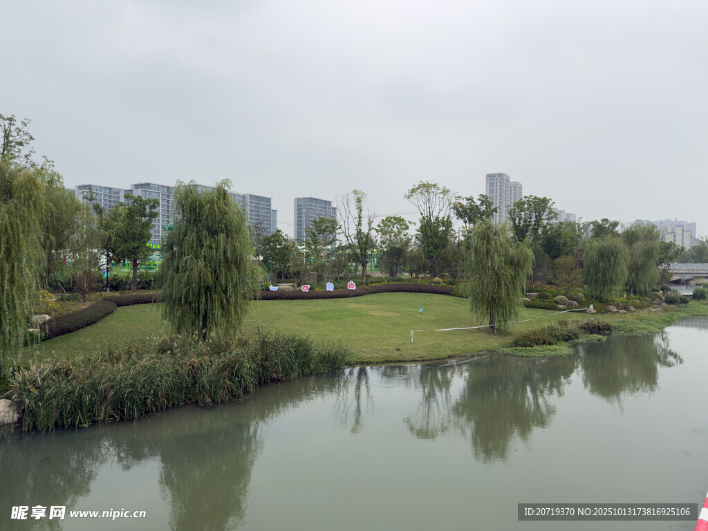 湖畔城市风光美景