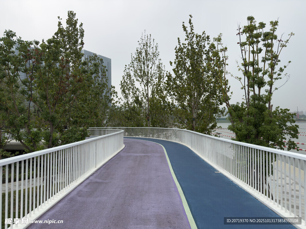 城市中的多彩步道景观