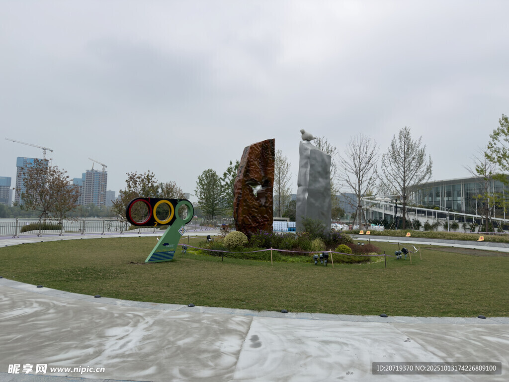 城市公园中的特色雕塑景观