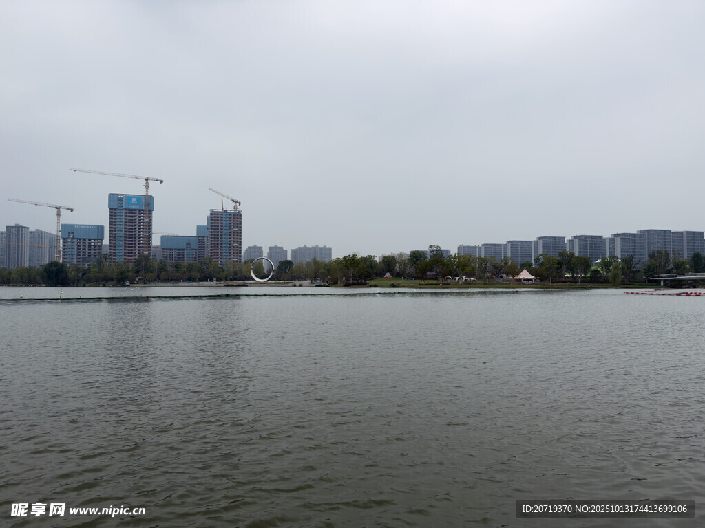 湖畔的在建楼盘