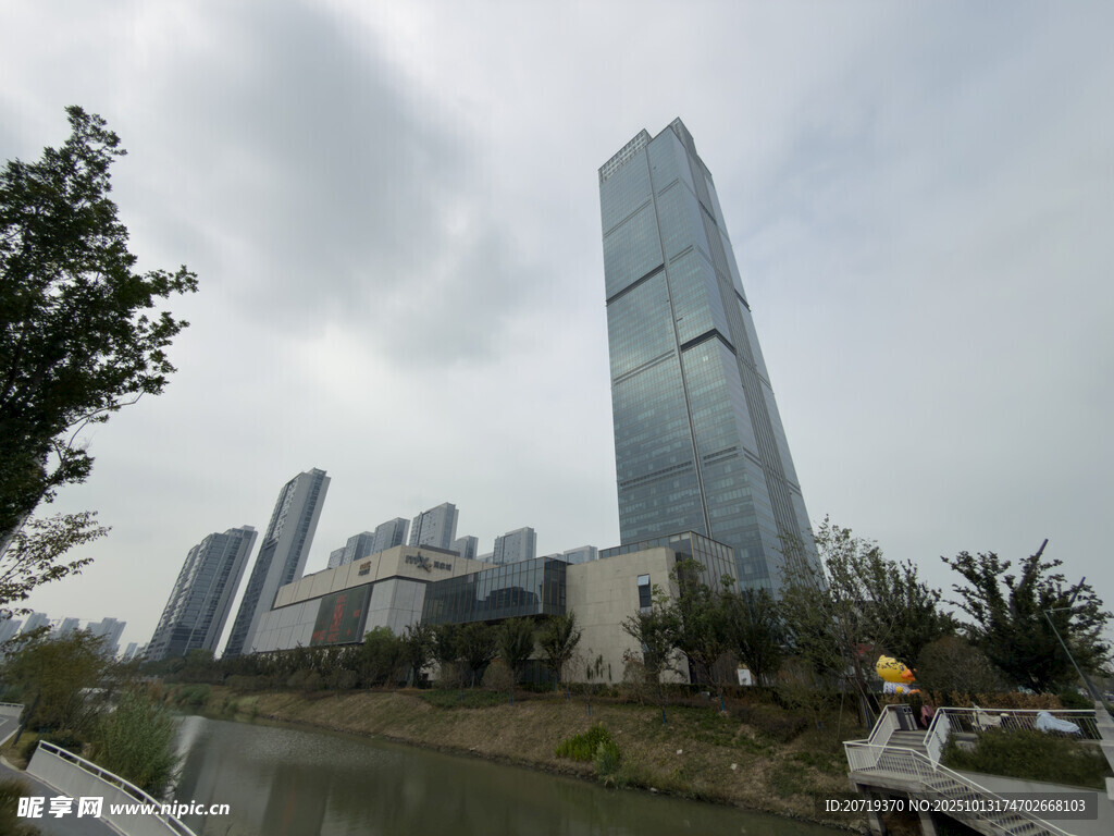 城市河畔的摩天高楼景观