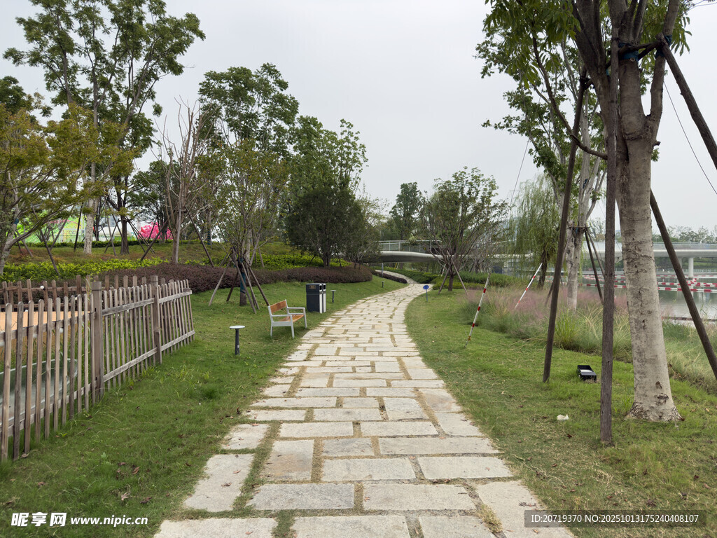 公园石板小径风景