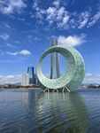 湖畔圆环建筑与城市天际线