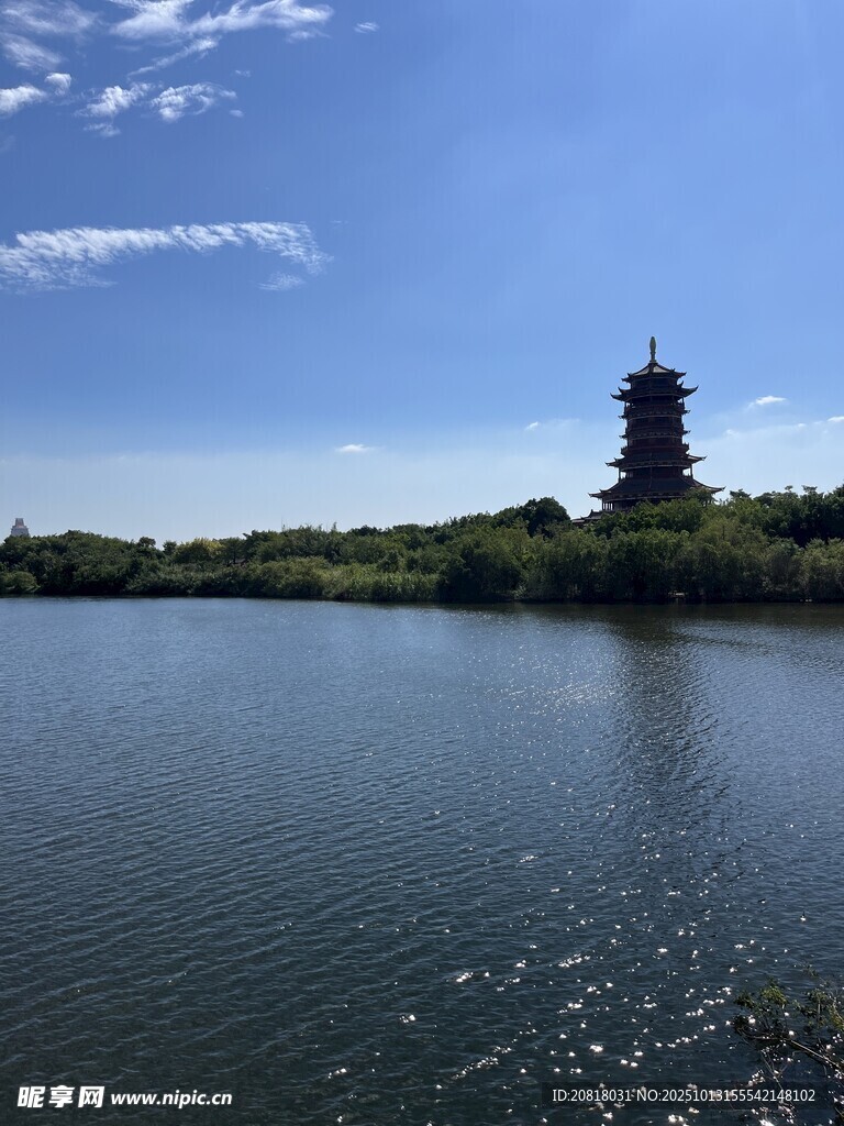 湖畔古塔映蓝天