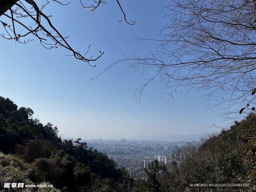 山间远眺蓝天景色