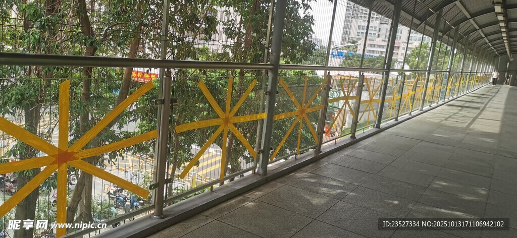 台风前的玻璃米字贴
