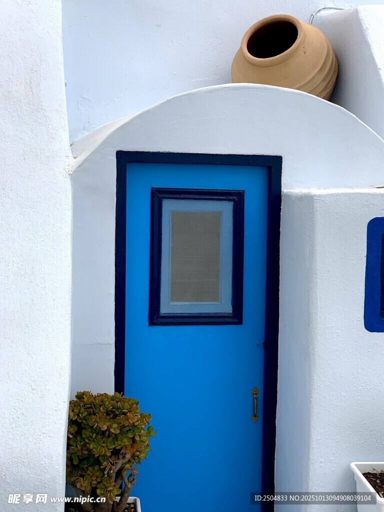 蓝白风情的拱形门建筑