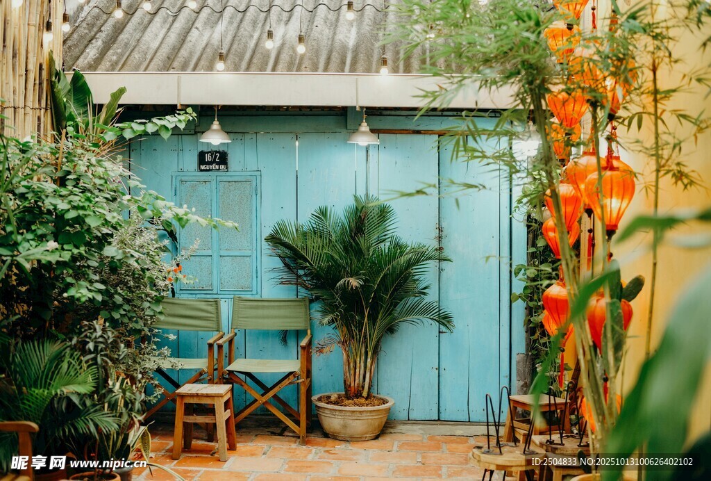 蓝色小屋旁的绿植庭院