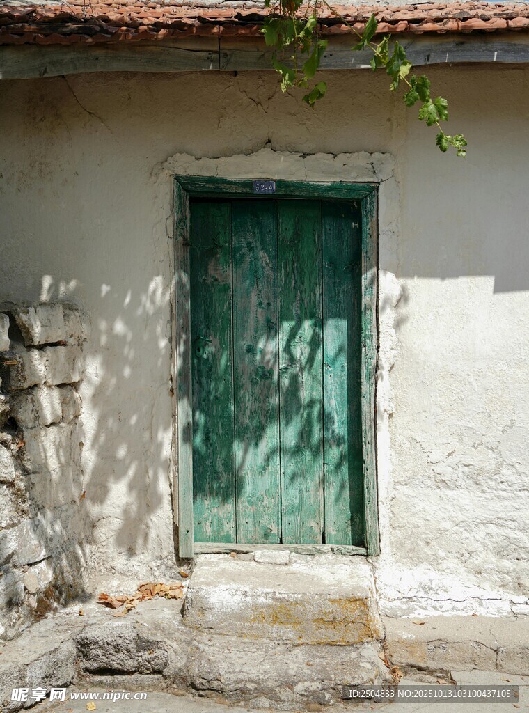 老旧绿门的乡村小屋一角