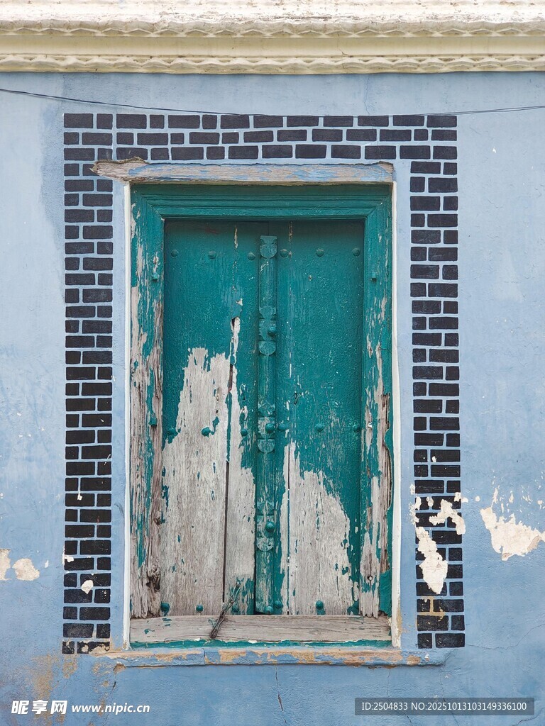 老旧斑驳的蓝绿色木门