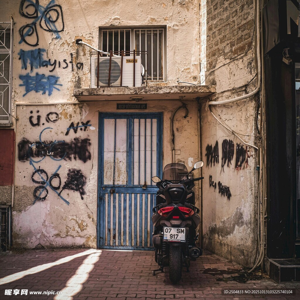 老旧建筑旁的摩托车
