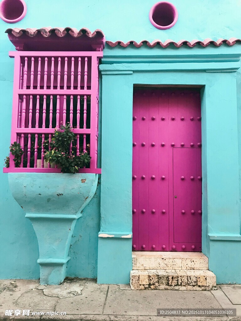 蓝墙粉门的特色建筑一角