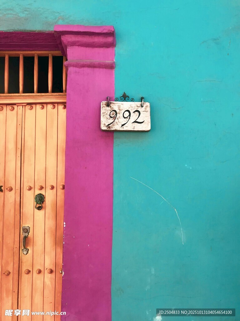 彩色门边的门牌号92号