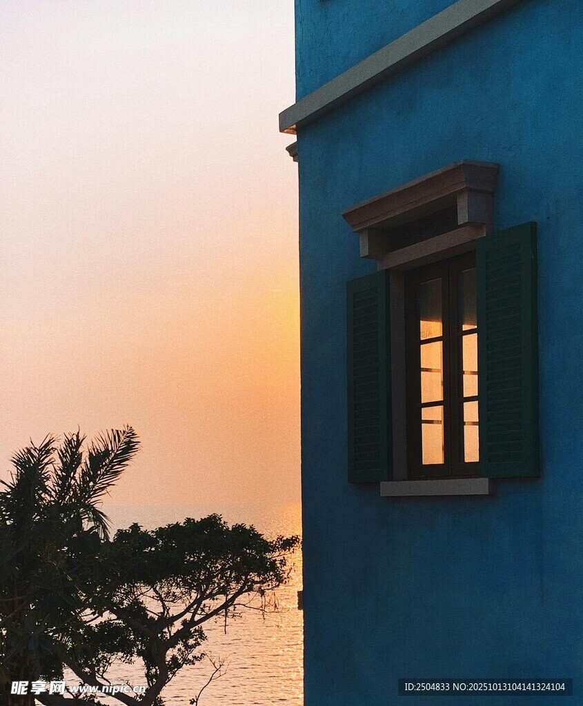 蓝色小屋映着黄昏海景