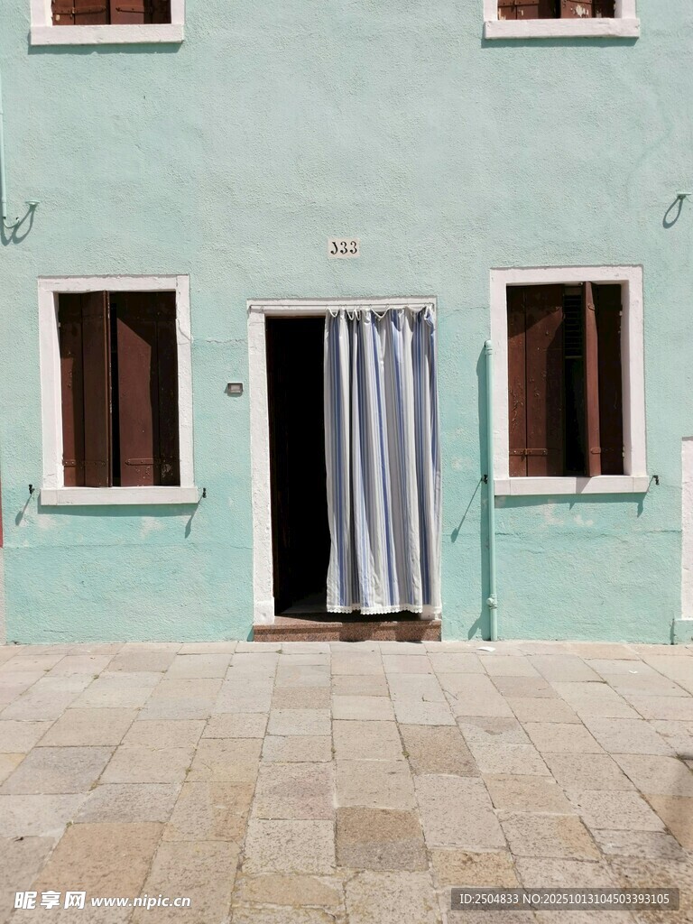 淡蓝色墙面的简约建筑门口