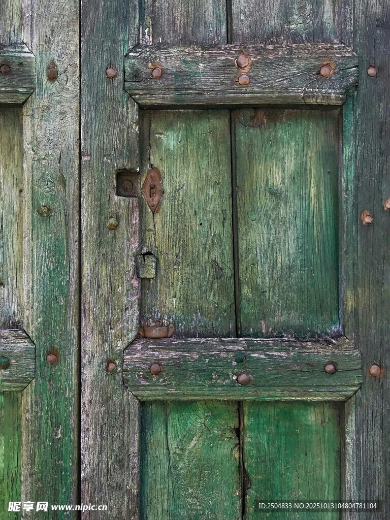 老旧斑驳的绿色木门