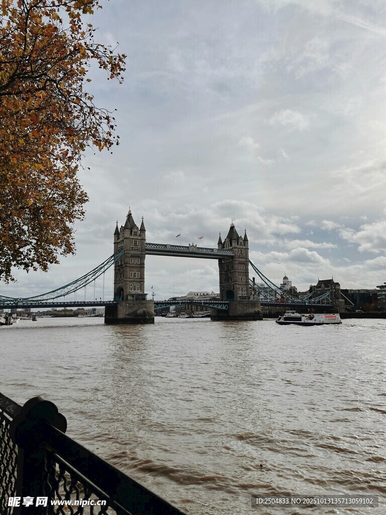 伦敦塔桥河畔风景