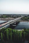 俯瞰跨河大桥与周边景致