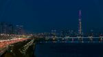 城市江畔夜景中的璀璨高塔
