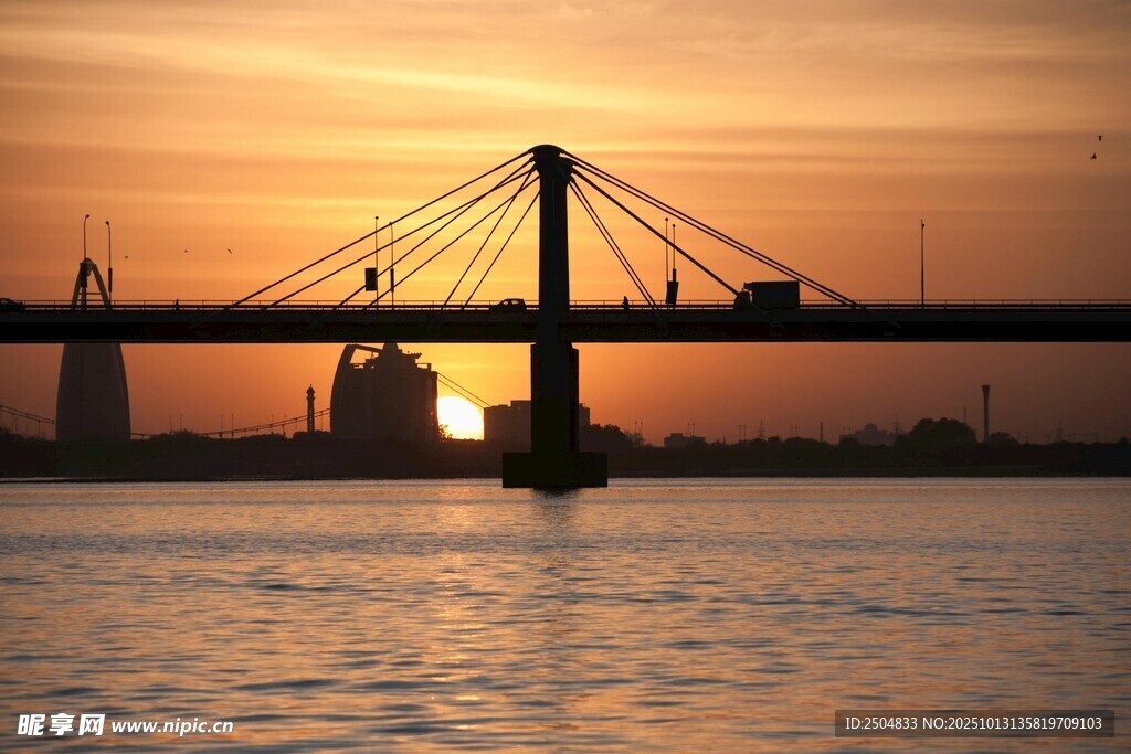 夕阳下的桥梁横跨水面