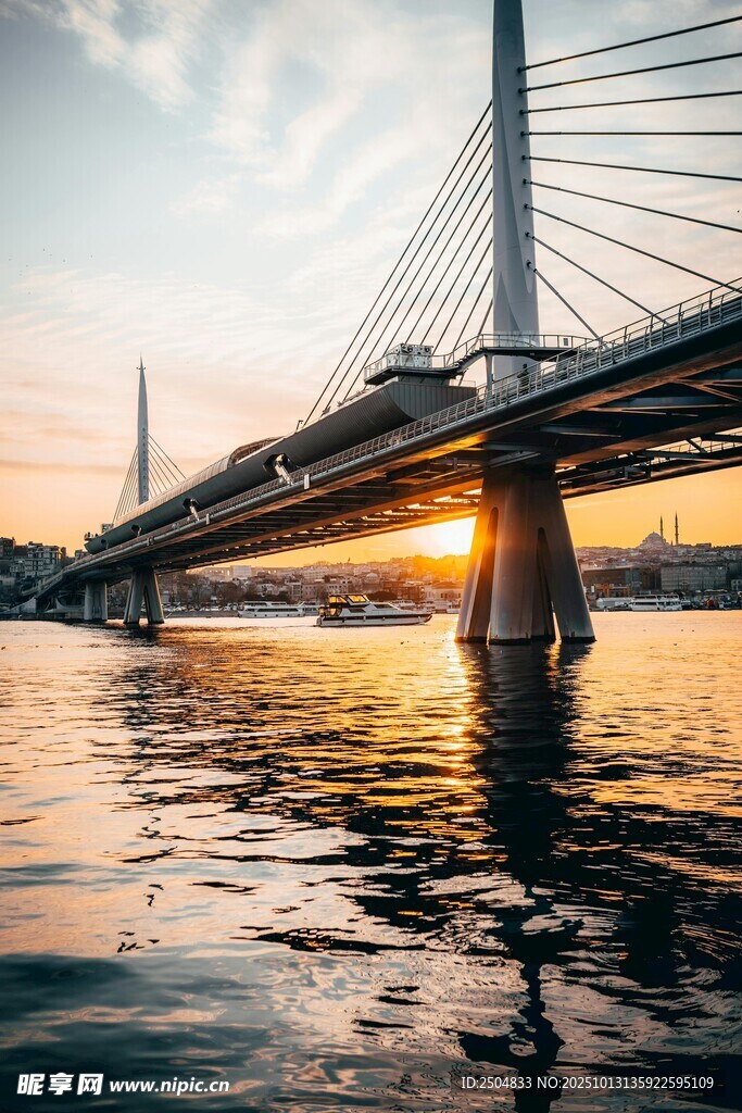 夕阳下的桥梁横跨波光水面