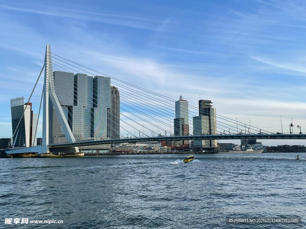 鹿特丹城市河畔桥梁景观