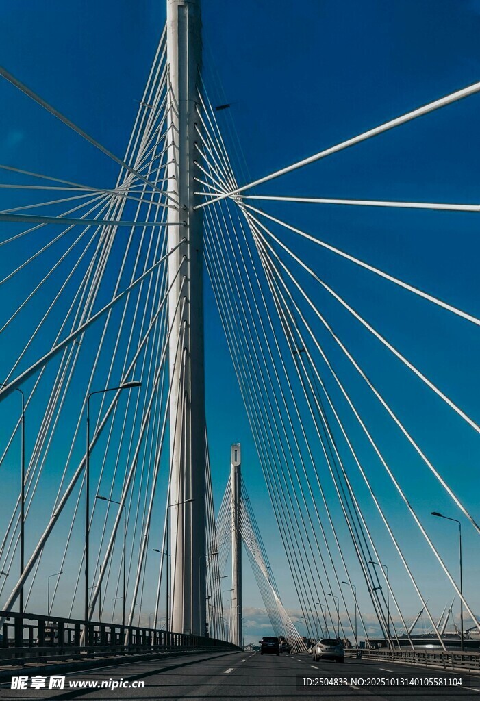 现代斜 桥横跨开阔天际